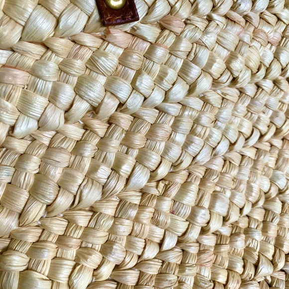 Large Parisian vibe basket straw tote with zipper - Picture 5 of 8